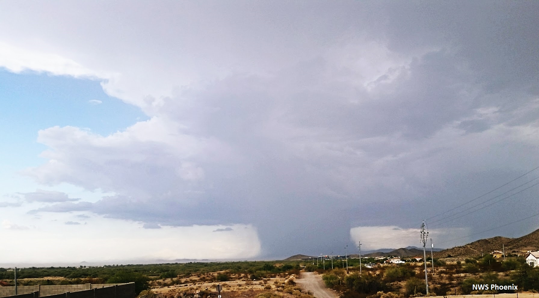Downburst – niszczycielski podmuch zstępujący z burzy