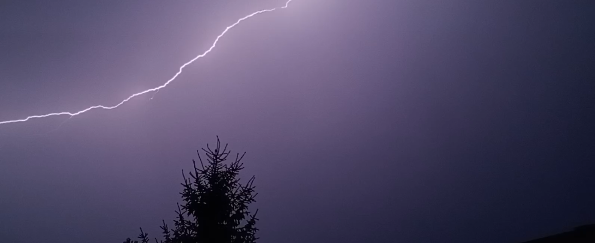 Nocne wyładowanie nad Łodzią