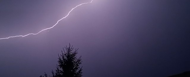 Nocne wyładowanie nad Łodzią